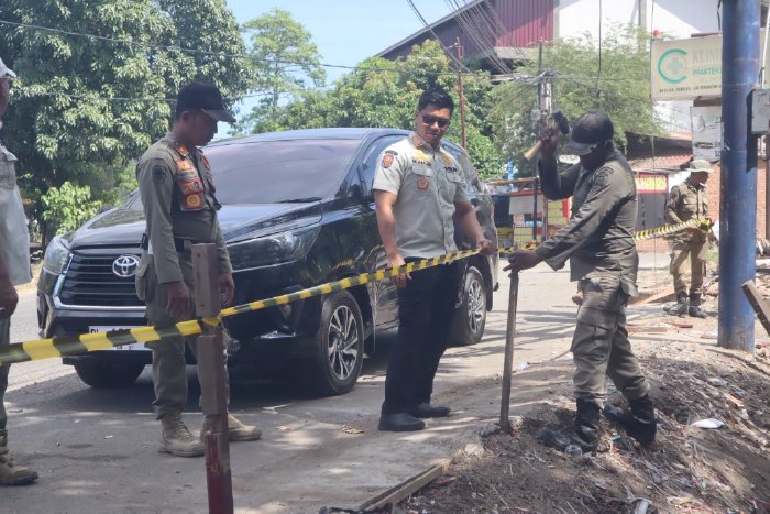Kasatpol PP dan WH Aceh Besar Muhajir SSTP MPA, memantau proses penertiban PKL di kawasan Gampong Tanjong Selamat, Kecamatan Darussalam, Kabupaten Aceh Besar, Kamis (30/7/2026). Foto: Dok. MC Aceh Besar