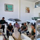 Tim Pengawas Lingkungan Hidup Aceh Besar melaksanakan inspeksi, pembinaan, dan pengawasan terhadap kepatuhan pengelolaan lingkungan di PT Armada Banda Jaya, showroom kendaraan merek Suzuki, Kecamatan Darul Imarah, Kamis (30/7/2026). Foto: Dok. MC Aceh Besar