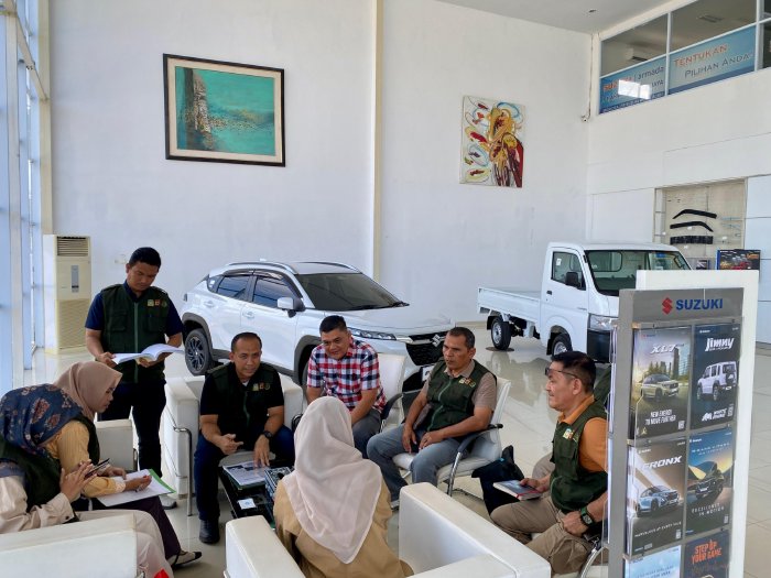 Tim Pengawas Lingkungan Hidup Aceh Besar melaksanakan inspeksi, pembinaan, dan pengawasan terhadap kepatuhan pengelolaan lingkungan di PT Armada Banda Jaya, showroom kendaraan merek Suzuki, Kecamatan Darul Imarah, Kamis (30/7/2026). Foto: Dok. MC Aceh Besar