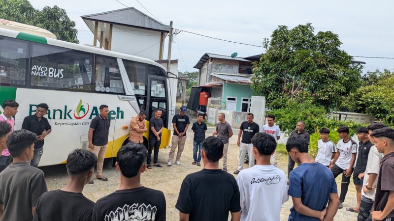 Tim Persimura Bueureuneun  U-17 saat dilepas mengikuti Pila Soeratin di Kabupaten Bireuen, Selasa (14/7/2026) (Foto.Amir Sagita.NOA.co.id)