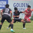Pemain Persimura Bueureuneun U-17 memakai kostum warna merah dikawal dua pemain lawan pada pertandingan Piala Soeratin U-17 di Stadion Galaticos Bireuen, Rabu (15/7/2026) (Foto.Amir Sagita.NOA.co.id)