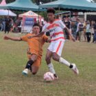 Pemain Persimura Bueureuneun berebut bola dengan pemain Tamiang United pada laga kedua Piala Soeratin U-17 di Stadion Galaticos Kabupaten Bireuen, Jumat (17/7/2026) (Foto.Amir Sagita.NOA.co.id).
