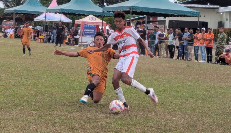 Pemain Persimura Bueureuneun berebut bola dengan pemain Tamiang United pada laga kedua Piala Soeratin U-17 di Stadion Galaticos Kabupaten Bireuen, Jumat (17/7/2026) (Foto.Amir Sagita.NOA.co.id).