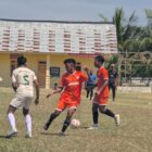 Pemain Persimura merebut bola saat berhadapan dengan pemain Adam Depok pada Piala Soeratin U-17 di Stadion Galaticos Kabupaten Bireuen Minggu (19/7/2026) (Foto.Amir Sagita.NOA.co.id).