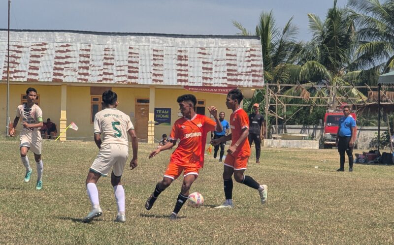 Pemain Persimura merebut bola saat berhadapan dengan pemain Adam Depok pada Piala Soeratin U-17 di Stadion Galaticos Kabupaten Bireuen Minggu (19/7/2026) (Foto.Amir Sagita.NOA.co.id).