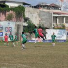 Pemain Persimura Bueureuneun berebut bola dengan pemain PSAB Aceh Besar pada laga delapan besar Piala Soeratin U-17 di Stadion Galaticos Kabupaten Bireuen, Selasa (21/7/2026) (Foto.Amir Sagita.NOA.co.id).
