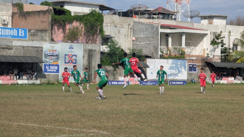 Pemain Persimura Bueureuneun berebut bola dengan pemain PSAB Aceh Besar pada laga delapan besar Piala Soeratin U-17 di Stadion Galaticos Kabupaten Bireuen, Selasa (21/7/2026) (Foto.Amir Sagita.NOA.co.id).