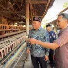 Anggota DPR RI Bambang Haryo Soekartono (BHS) berkesempatan mengunjungi salah satu peternakan ayam petelur.