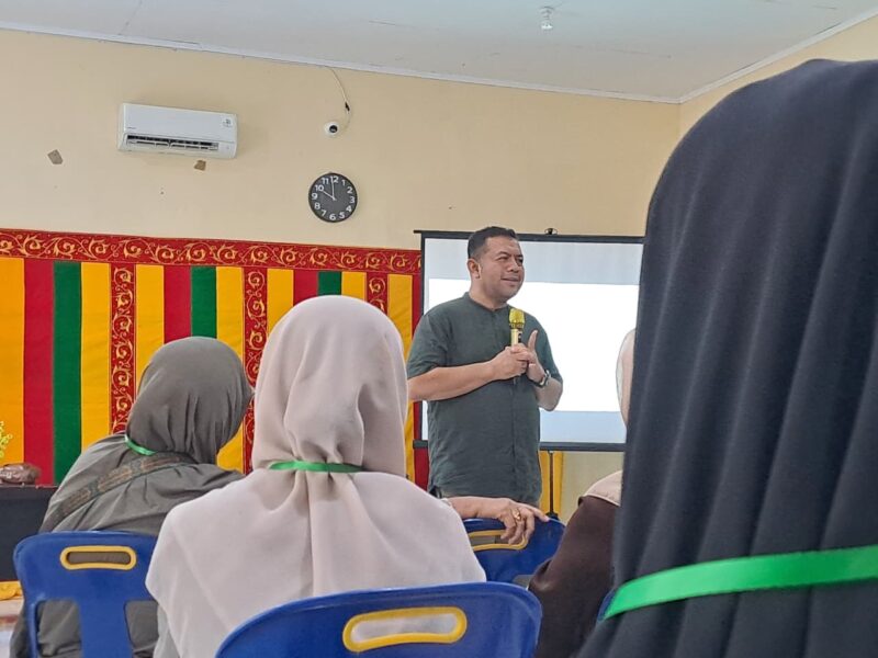 Sekretaris Dinas Sosial (Dinsos) Aceh, Michael Octaviano, S.STP, menjadi narasumber dalam kegiatan Sekolah Lansia Meusyuhu Gampong Sukaramai Angkatan II yang berlangsung di Balai PKK Gampong Sukaramai, Kecamatan Baiturrahman, Kota Banda Aceh, Sabtu (18/7/2026). Dok. Ist