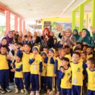 Bunda PAUD Aceh Barat Ny. Afrinda Novalia bersama tenaga kesehatan dan peserta memperingati Hari Anak Nasional ke-42 melalui kegiatan edukasi kesehatan gigi di TK RA Nurul Falah, Kecamatan Johan Pahlawan, Kamis (23/7/2026). Foto: Dok. Istimewa