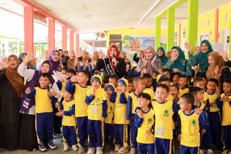 Bunda PAUD Aceh Barat Ny. Afrinda Novalia bersama tenaga kesehatan dan peserta memperingati Hari Anak Nasional ke-42 melalui kegiatan edukasi kesehatan gigi di TK RA Nurul Falah, Kecamatan Johan Pahlawan, Kamis (23/7/2026). Foto: Dok. Istimewa 