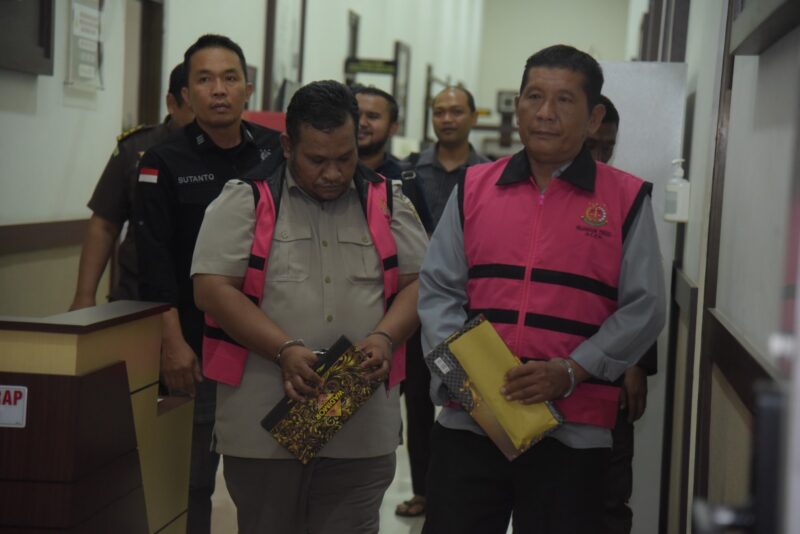 Tim Penyidik Kejaksaan Tinggi Aceh menetapkan dan menahan dua tersangka dalam perkara dugaan tindak pidana korupsi pengadaan tanah pembangunan Daerah Irigasi Sigulai, Kabupaten Simeulue, Tahun Anggaran 2019, Selasa (14/7/2026). Foto: Dok. Istimewa