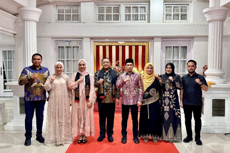 Bupati Aceh Barat bersama unsur Forkopimda berfoto bersama usai acara lepas sambut dan peusijuk Kapolres Aceh Barat yang baru, AKBP Agus Sulistianto, di Pendopo Bupati Aceh Barat, Sabtu (18/7/2026). Foto: Dok. Istimewa 