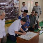 Direktur Utama PT Solusi Bangun Indonesia Tbk, Rizki Kresno Edhie Hambali menandatangani prasasti peresmian fasilitas air bersih di Masjid Nurut Taqwa, Kecamatan Karang Baru, Kabupaten Aceh Tamiang. Foto: Dok. Istimewa