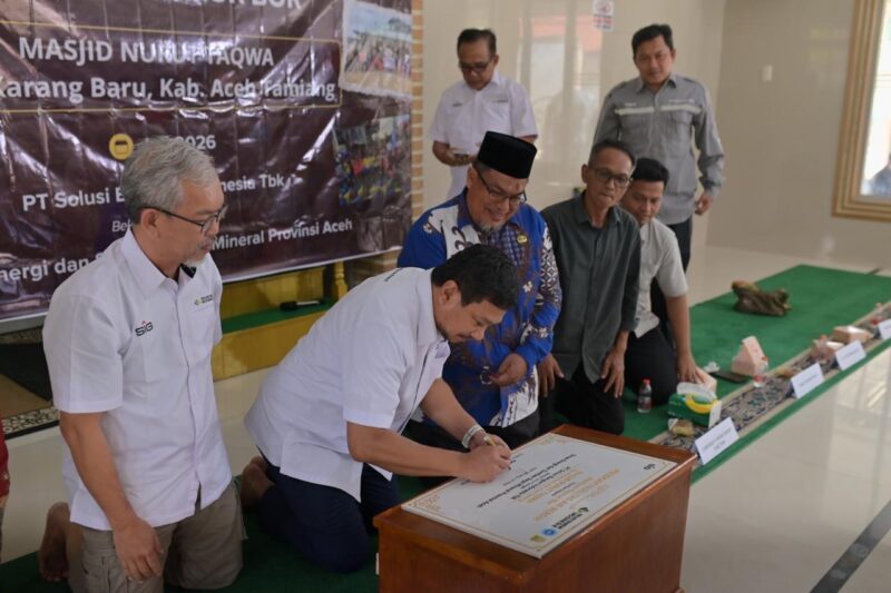 Direktur Utama PT Solusi Bangun Indonesia Tbk, Rizki Kresno Edhie Hambali menandatangani prasasti peresmian fasilitas air bersih di Masjid Nurut Taqwa, Kecamatan Karang Baru, Kabupaten Aceh Tamiang. Foto: Dok. Istimewa 