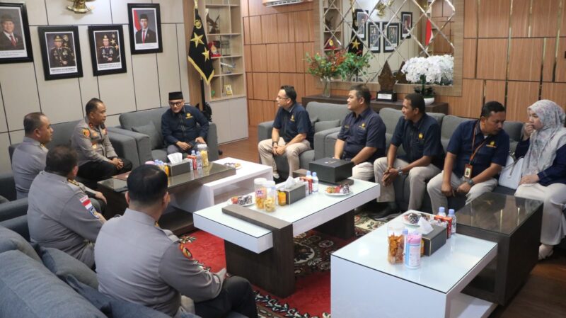 Kapolda Aceh Irjen Pol. Ruddi Setiawan menerima kunjungan silaturahmi Kepala KPP Pratama Banda Aceh beserta jajaran di Mapolda Aceh untuk memperkuat koordinasi dan kerja sama antarlembaga, Rabu (29/7/2026). Foto: Dok. Istimewa 