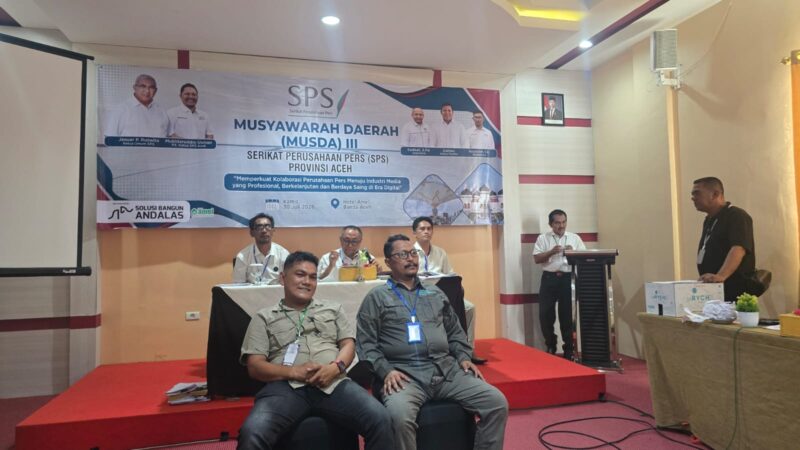 Ketua terpilih Mukhtaruddin Usman bersama pimpinan sidang dan peserta Musda III SPS Aceh berfoto bersama usai penetapan hasil pemilihan di Hotel Amel Convention Hall, Banda Aceh, Kamis (30/7/2026). Foto: Dok. Istimewa 