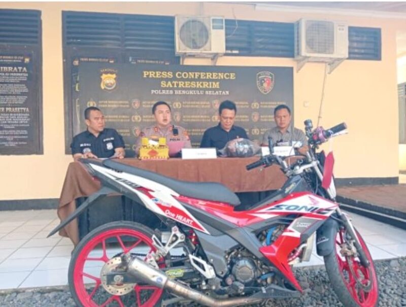 Kapolres Bengkulu Selatan, AKBP Aron Sebastian, S.I.K., M.Si., didampingi Kasat Reskrim AKP Reno Wijaya, S.E., M.H., menunjukkan barang bukti saat konferensi pers pengungkapan kasus tindak pidana kekerasan yang mengakibatkan korban meninggal dunia di Mapolres Bengkulu Selatan, Selasa (14/7/2026). Foto: Dok. Istimewa 
