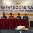 Asisten Pemerintahan, Keistimewaan Aceh dan Kesejahteraan Rakyat Setdakab Aceh Barat, Ruswaidi, menghadiri Rapat Koordinasi (Rakor) Kesra Kabupaten/Kota Tahun 2026 di Aula Eva Sky Hotel, Meulaboh, Kamis (16/7/2026). Foto: Dok. Istimewa 