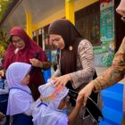 Bunda PAUD Kabupaten Aceh Jaya, Desi Maulidar, SE, menyapa peserta didik saat meninjau pelaksanaan MPLS Ramah Anak di TKN Pembina Calang, Selasa (14/7/2026). Foto: Dok. Pemkab Aceh Jaya