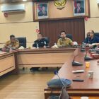 Kepala Dinas Kominsa Aceh Barat Dedi Mulianda, S.IP., M.Si. memaparkan rencana kerja sama pemanfaatan videotron sebagai media layanan informasi publik dan promosi daerah kepada perwakilan BUMN, perusahaan, serta instansi vertikal di Ruang Rapat Teuku Umar Setdakab Aceh Barat, Selasa (21/7/2026). Foto: Dok. Istimewa 