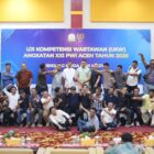 Peserta UKW PWI Aceh Angkatan XXI (jenjang Muda dan Madya) foto bersama dengan Ketua PWI Aceh, Nasir Nurdin setelah seremoni penutupan, Kamis sore (16/7/2026) di Amel Hotel Banda Aceh. Foto: Dok. Peserta UKW