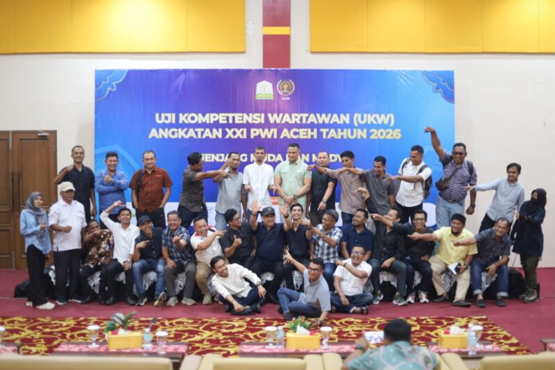 Peserta UKW PWI Aceh Angkatan XXI (jenjang Muda dan Madya) foto bersama dengan Ketua PWI Aceh, Nasir Nurdin setelah seremoni penutupan, Kamis sore (16/7/2026) di Amel Hotel Banda Aceh. Foto: Dok. Peserta UKW