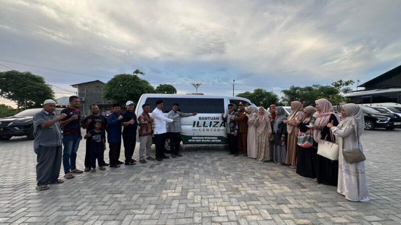 Illiza Sa'aduddin Djamal dan Ir. Amir Ridha berfoto bersama para guru Kemukiman Lamteuba, Ketua ICMI Aceh Besar Prof. Muji Mulia, kepala sekolah, serta tamu undangan usai penyerahan satu unit mobil operasional bagi guru di Aceh Besar, Selasa (14/7/2026). Foto: Dok. Istimewa 