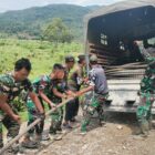 Personel Satgas Kodim 0108/Aceh Tenggara melaksanakan penegangan kabel baja utama (sling tensioning) pada pembangunan Jembatan Gantung Garuda di Aceh Tenggara, Senin (6/7/2026). Foto: Dok. Istimewa