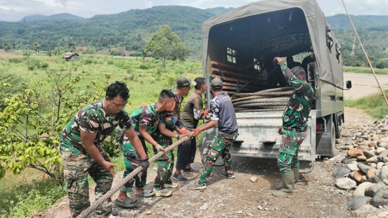 Personel Satgas Kodim 0108/Aceh Tenggara melaksanakan penegangan kabel baja utama (sling tensioning) pada pembangunan Jembatan Gantung Garuda di Aceh Tenggara, Senin (6/7/2026). Foto: Dok. Istimewa 