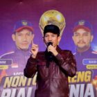 Bupati Aceh Barat Tarmizi SP, MM menyapa masyarakat saat menghadiri kegiatan nonton bareng final Piala Dunia 2026 yang berlangsung di kawasan bekas Lapangan PKAB, Kecamatan Johan Pahlawan, Senin (20/7/2026). Foto: Dok. Istimewa