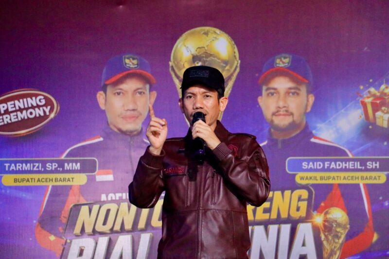 Bupati Aceh Barat Tarmizi SP, MM menyapa masyarakat saat menghadiri kegiatan nonton bareng final Piala Dunia 2026 yang berlangsung di kawasan bekas Lapangan PKAB, Kecamatan Johan Pahlawan, Senin (20/7/2026). Foto: Dok. Istimewa 