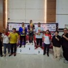 Para juara umum Wadokai Day Karate Championship 2026 berfoto bersama usai penyerahan trofi di Hall Serbaguna Stadion Harapan Bangsa, Banda Aceh. Wadokai KKC meraih Juara I, disusul Dojo Wadokai Batang Serangan sebagai Juara II, dan Dojo Wadokai Jaguars Karate Club di posisi Juara III, Jumat (17/7/2026). Foto: Dok. Istimewa