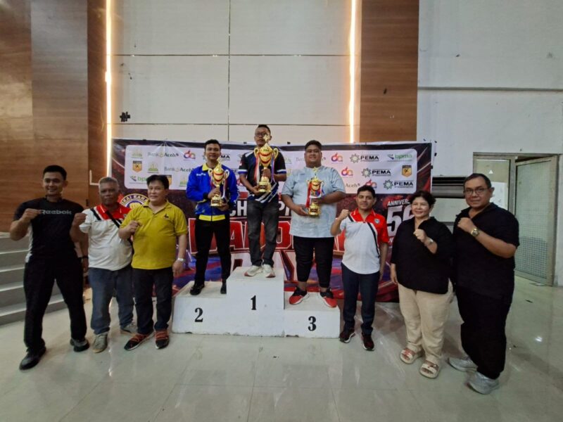 Para juara umum Wadokai Day Karate Championship 2026 berfoto bersama usai penyerahan trofi di Hall Serbaguna Stadion Harapan Bangsa, Banda Aceh. Wadokai KKC meraih Juara I, disusul Dojo Wadokai Batang Serangan sebagai Juara II, dan Dojo Wadokai Jaguars Karate Club di posisi Juara III, Jumat (17/7/2026). Foto: Dok. Istimewa 