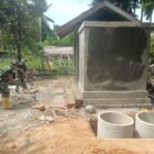 Personel Satgas TMMD Reguler ke-129 Kodim 0102/Pidie bersama masyarakat mengerjakan pembangunan fasilitas MCK di Kompleks Dayah Istiqamatuddin Babul Ma'rif Darul Mukhlisin, Desa Blang Cot, Kecamatan Sakti, Pidie, Minggu (9/8/2026). Foto: Dok. Istimewa