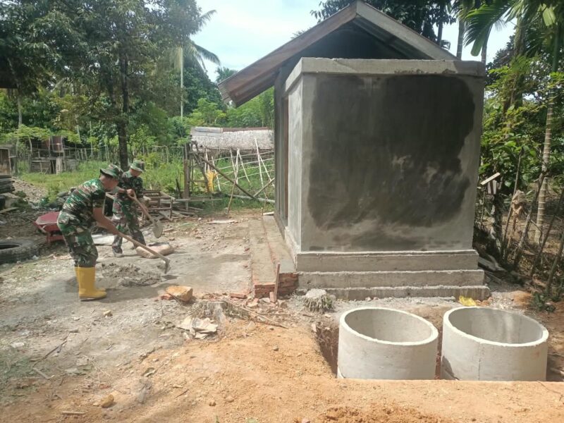 Personel Satgas TMMD Reguler ke-129 Kodim 0102/Pidie bersama masyarakat mengerjakan pembangunan fasilitas MCK di Kompleks Dayah Istiqamatuddin Babul Ma'rif Darul Mukhlisin, Desa Blang Cot, Kecamatan Sakti, Pidie, Minggu (9/8/2026). Foto: Dok. Istimewa 