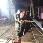 Personel Satgas TMMD Reguler ke-129 Kodim 0107/Aceh Selatan merangkai rangka tower penampung air hingga malam hari untuk mempercepat pembangunan fasilitas air bersih di Desa Tengah Pelumat, Kecamatan Labuhanhaji Timur, Jumat (7/8/2026). Foto: Dok. Istimewa