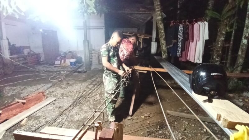 Personel Satgas TMMD Reguler ke-129 Kodim 0107/Aceh Selatan merangkai rangka tower penampung air hingga malam hari untuk mempercepat pembangunan fasilitas air bersih di Desa Tengah Pelumat, Kecamatan Labuhanhaji Timur, Jumat (7/8/2026). Foto: Dok. Istimewa 