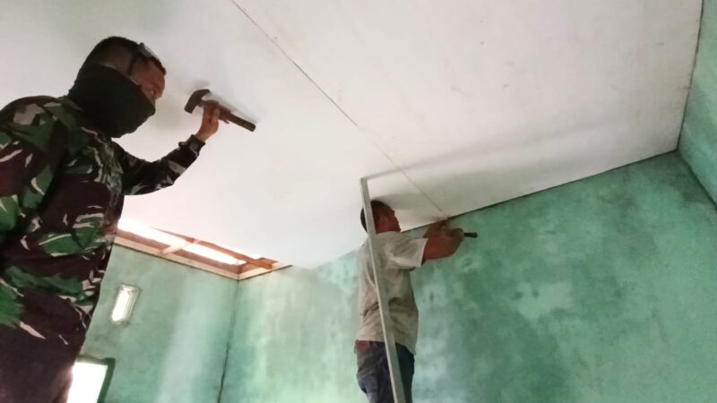 Personel Satgas TMMD Reguler ke-129 Kodim 0107/Aceh Selatan bersama warga memasang plafon pada rumah sasaran RTLH di Desa Kemumu Hilir, Kecamatan Labuhanhaji Timur, Kamis (6/8/2026). Foto: Dok. Istimewa