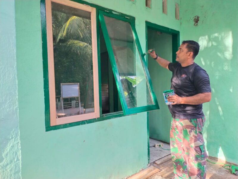 Satgas TMMD Reguler ke-129 Kodim 0107/Aceh Selatan menyelesaikan tahap akhir pembangunan rumah Barlian di Desa Kemumu Hilir, Kecamatan Labuhanhaji Timur, Aceh Selatan, Minggu (9/8/2026). Foto: Dok. Istimewa 
