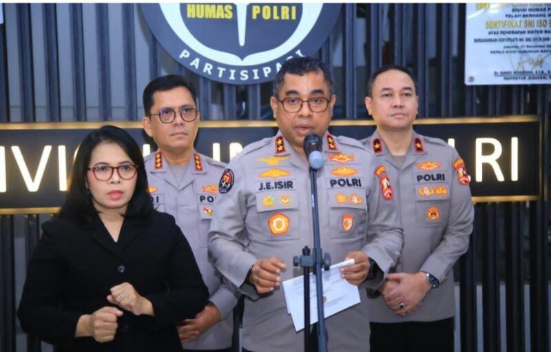 Kadiv Humas Polri Irjen Pol Jhonny Edison Isir memberikan keterangan kepada wartawan didampingi jajaran pejabat Polri dalam konferensi pers terkait proses pemeriksaan internal terhadap personel kepolisian di Mabes Polri. Foto: Dok. Istimewa 
