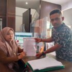 Humas Serikat Aksi Peduli Aceh (SAPA), Agusliza, menunjukkan surat permohonan keterbukaan informasi publik kepada PPID Baitul Mal Aceh terkait Program Bantuan Modal Usaha Tahun Anggaran 2026 di Banda Aceh, Rabu (5/8/2026). Foto: Dok. Istimewa 
