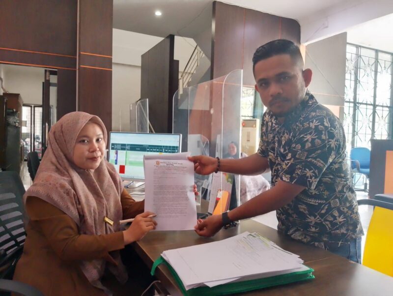 Humas Serikat Aksi Peduli Aceh (SAPA), Agusliza, menunjukkan surat permohonan keterbukaan informasi publik kepada PPID Baitul Mal Aceh terkait Program Bantuan Modal Usaha Tahun Anggaran 2026 di Banda Aceh, Rabu (5/8/2026). Foto: Dok. Istimewa 