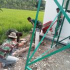 Personel Satgas TMMD Reguler ke-129 Kodim 0102/Pidie bersama masyarakat membangun pondasi tempat wudhu di Kompleks Masjid Al Furqan, Desa Cumbok Niewa, Kecamatan Sakti, Jumat (7/8/2026). Foto: Dok. Istimewa 