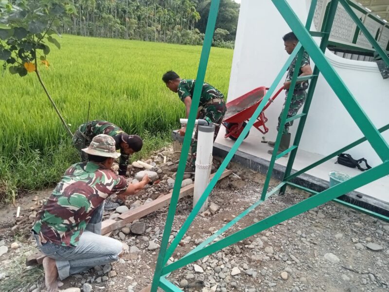 Personel Satgas TMMD Reguler ke-129 Kodim 0102/Pidie bersama masyarakat membangun pondasi tempat wudhu di Kompleks Masjid Al Furqan, Desa Cumbok Niewa, Kecamatan Sakti, Jumat (7/8/2026). Foto: Dok. Istimewa 