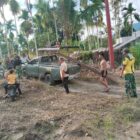 Personel Satgas Jembatan Gantung Kodim 0108/Agara bersama masyarakat bergotong royong menurunkan dan memindahkan material besi pondasi pembangunan Jembatan Gantung Perintis Garuda di Desa Lawe Pinis, Kecamatan Darul Hasanah, Aceh Tenggara, Sabtu (29/8/2026). Foto: Dok. Istimewa 