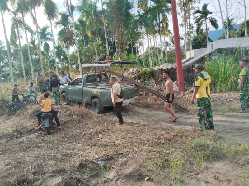 Personel Satgas Jembatan Gantung Kodim 0108/Agara bersama masyarakat bergotong royong menurunkan dan memindahkan material besi pondasi pembangunan Jembatan Gantung Perintis Garuda di Desa Lawe Pinis, Kecamatan Darul Hasanah, Aceh Tenggara, Sabtu (29/8/2026). Foto: Dok. Istimewa 