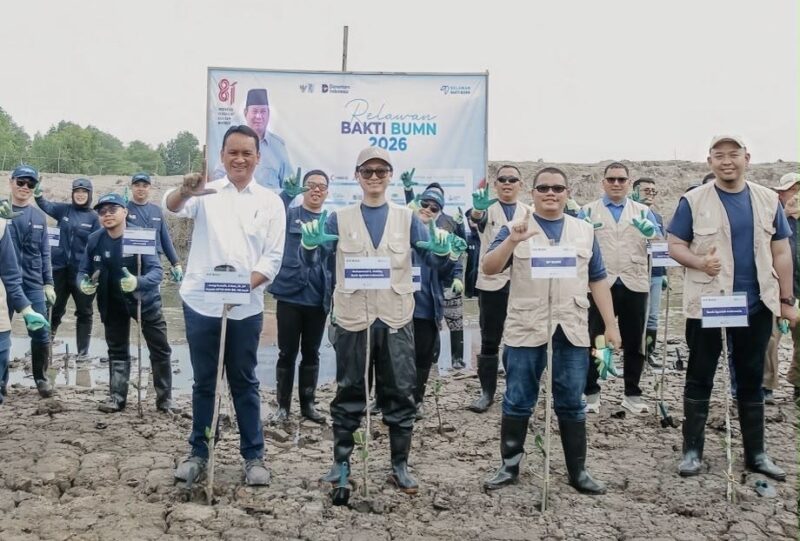 Relawan Bakti BUMN bersama masyarakat melakukan penanaman 15.000 bibit mangrove di lahan kritis seluas 5 hektare di kawasan Sungai Kuruk III, Aceh Tamiang, dalam rangka mendukung pemulihan ekosistem pesisir dan pemberdayaan ekonomi masyarakat, 16-19 Agustus 2026. Foto: Dok. Istimewa 