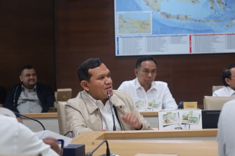 Wagub Aceh Fadhullah (Dek Fadh) bersama Bupati Gayo Lues Suhaidi saat berkoordinasi dengan Kementerian PU terkait pemulihan jalan dan jembatan terdampak bencana hidrometeorologi di Gayo Lues, Jakarta, Senin (24/8/2026). Foto: Dok. Istimewa 