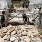 Personel Satgas Jembatan Gantung Perintis bersama tukang dan masyarakat bergotong royong melakukan penggalian dan penyiapan pondasi pembangunan Jembatan Gantung Perintis di Desa Lawe Pinis, Kecamatan Darul Hasanah, Aceh Tenggara, Minggu (30/8/2026). Foto: Dok. Istimewa 